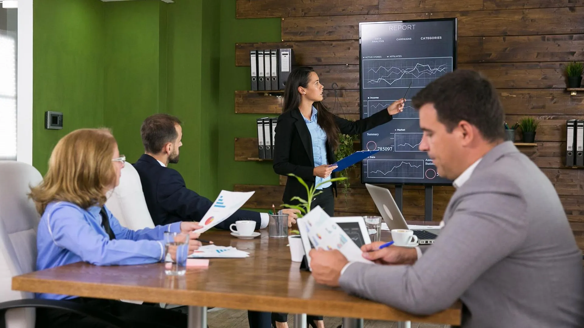 Ilustração do Artigo: Sua empresa está crescendo, mas será que a sua contabilidade acompanha essa evolução?  Descubra qual o melhor momento para mudar e garantir um serviço mais eficiente