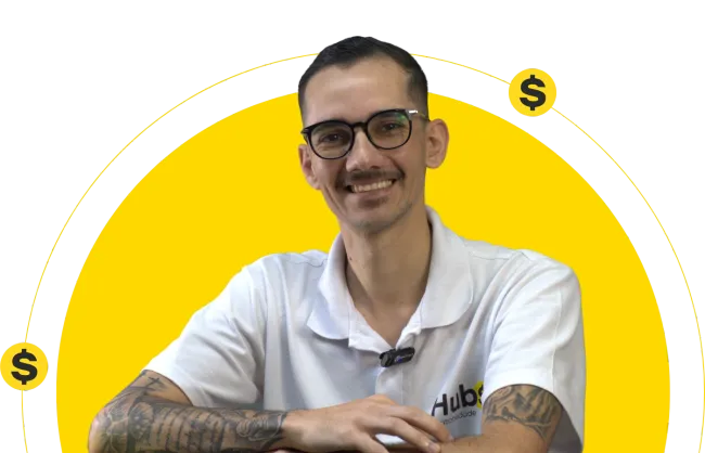 Imagem de uma pessoa sorrindo enquanto segura e aponta para um telefone com a logo da Hubs Contabilidade