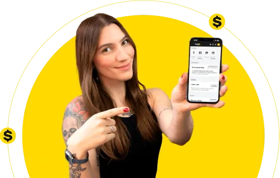 Casal apontando para um celular com o app da Hubs