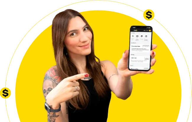 Imagem de uma mulher segurando um smartphone ao lado de um smartphone exibindo o atendimento ao cliente no WhatsApp