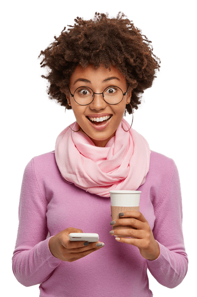 Imagem de uma mulher surpresa e sorridente segurando um copo de café e um telefone