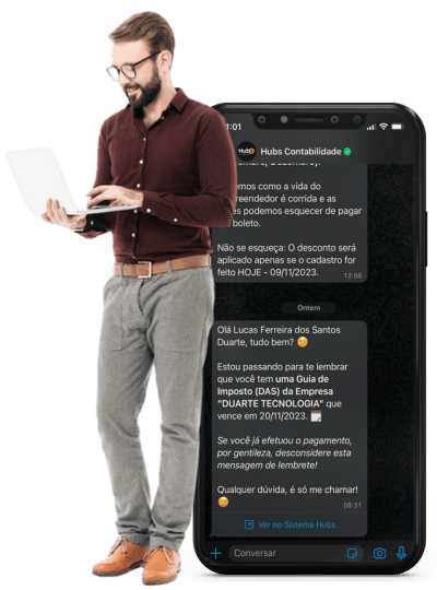 Imagem de um profissional ao lado de um smartphone exibindo o atendimento ao cliente no WhatsApp