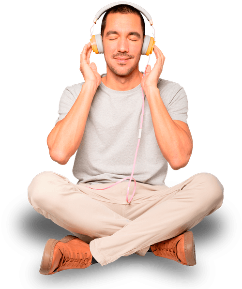 Imagem de um homem sentado de pernas cruzadas e olhos fechados ouvindo música em um fone de ouvido
