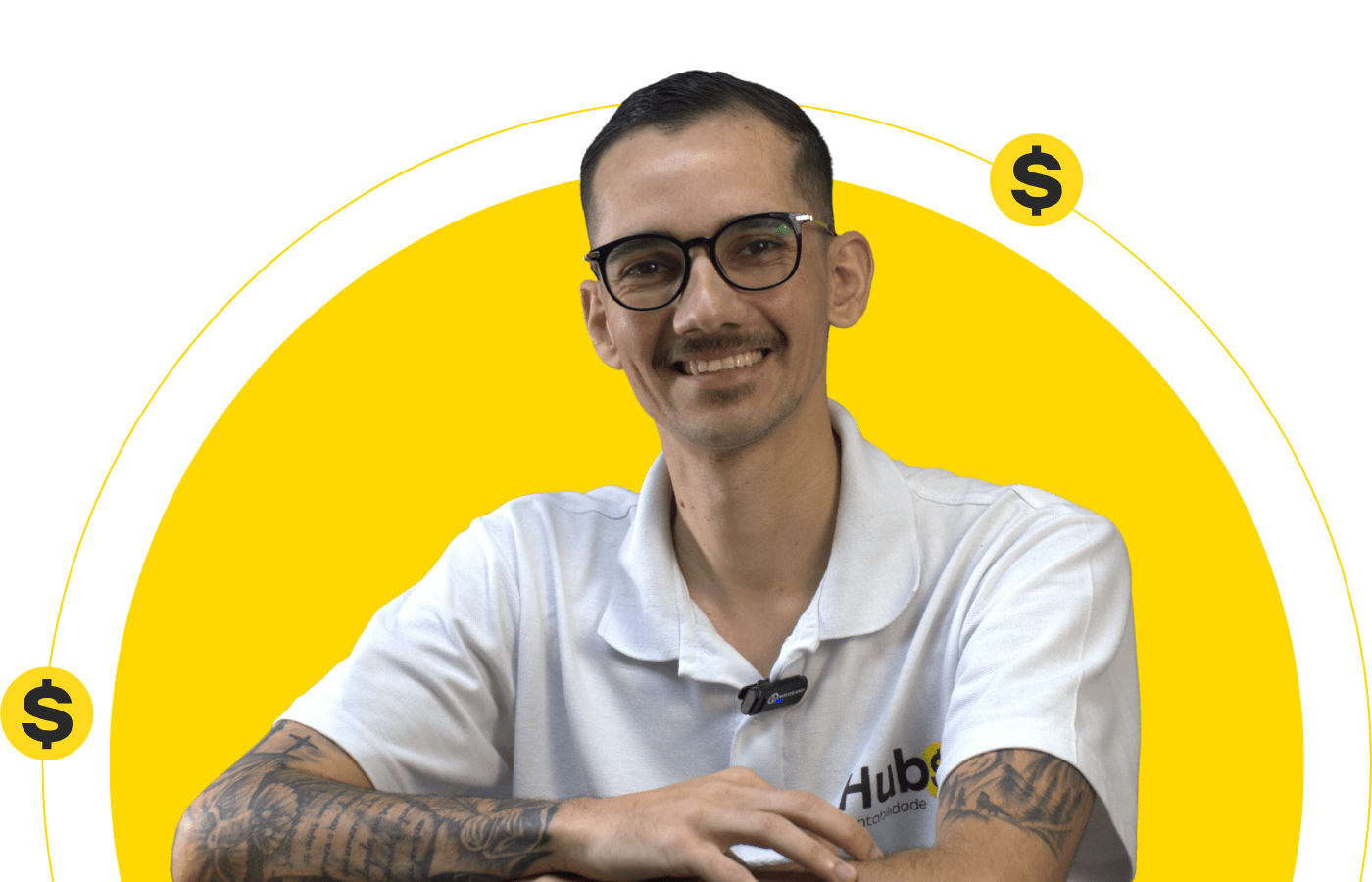 Imagem de uma pessoa sorrindo enquanto segura e aponta para um telefone com a logo da Hubs Contabilidade