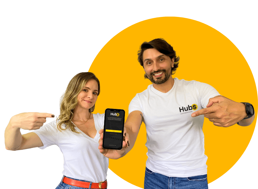 Imagem de um casal sorridente segurando um smartphone com uma versão do aplicativo da Hubs Contabilidade